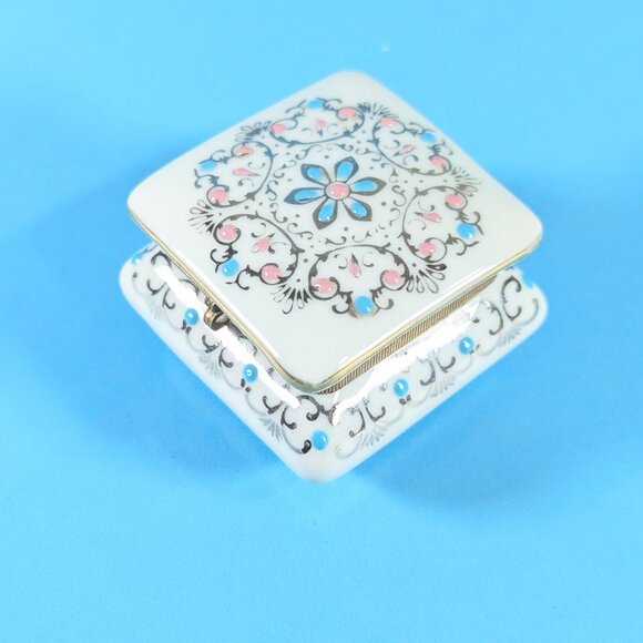White porcelain lidded trinket box with silver, blue and pink pattern - Picture 6 of 11